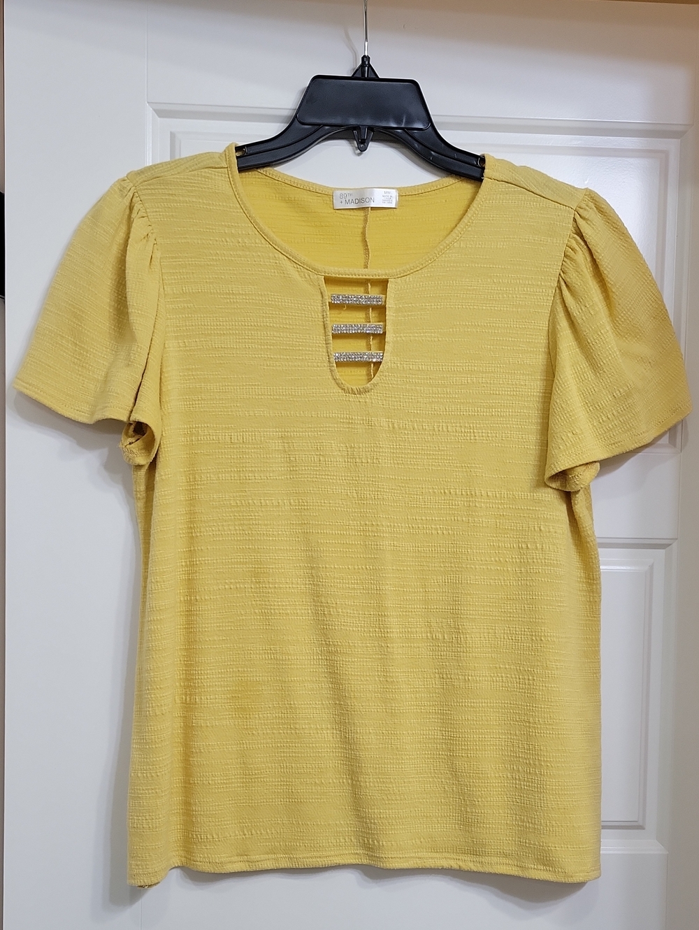 89th & Madison Yellow Short Sleeve Textured Top with Ladder Accent